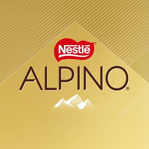 logo da marca alpino em marrom no fundo dourado, com ilustração dos alpes em dourado abaixo