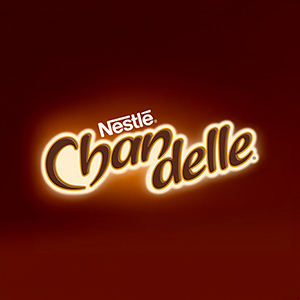 logo da marca chandelle em dourado no fundo marrom