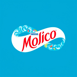 logo da marca molico em vermelho, com borda branca e fundo azul claro