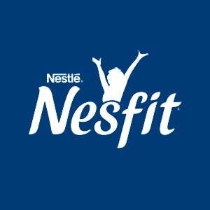 logo da marca nesfit em braco no fundo azul