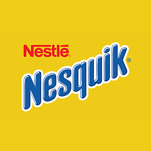 logo da marca nesquik em azul no fundo amarelo